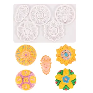 Detalles de moldes de silicona con formas florales y máscaras con muestras coloridas