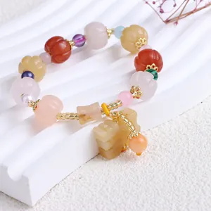 Detailansicht des bunten Armbands aus Goldsidenseide Jade mit feinen kürbisförmigen Perlen