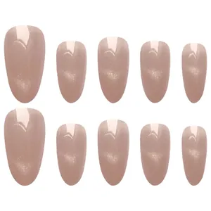 Vue détaillée de faux ongles courts œil-de-chat nude avec une texture scintillante et brillante