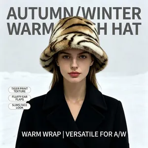 Gros plan d'un élégant chapeau cloche en fausse fourrure de tigre pour l'hiver froid.