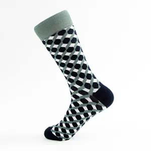 Primo piano di calzini unisex in cotone con motivo a cubi geometrici 3D in blu e verde