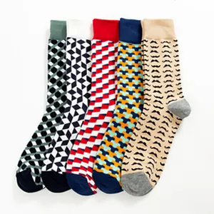 Dettaglio di cinque paia di calze colorate con motivi geometrici rétro e stampe a forma di baffi