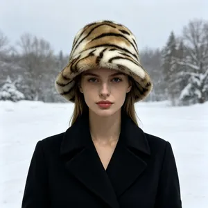 Chapeau cloche d'hiver élégant en fausse fourrure de vison avec motif tigre pour femmes