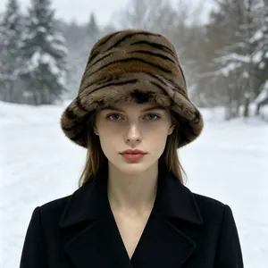 Détail d'un chapeau bob d'hiver en fausse fourrure avec motif tigre élégant