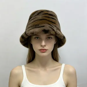 Vue de face détaillée d'un bob élégant en fausse fourrure de vison à motif tigre sur un modèle