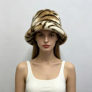 Chapeau bob en fausse fourrure de vison à motif tigre pour l'hiver, vue détaillée