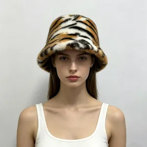 Vue de face détaillée d'un bob élégant en fausse fourrure motif tigre sur mannequin