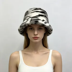Gros plan d'un mannequin portant un chapeau bob en fausse fourrure à motif tigre.