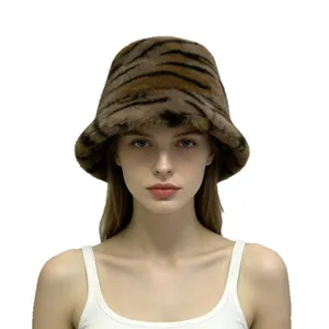 Chapeau bob élégant en fausse fourrure à motif tigre pour rester au chaud cet hiver