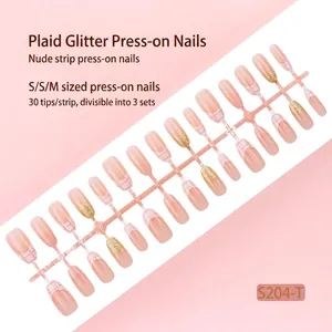 Detailweergave van 30 press-on nagels met ruitjes en glitterpatronen in nude roze tinten