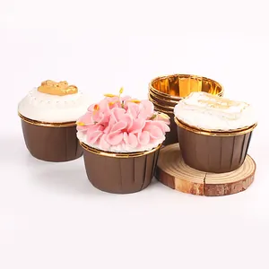 Vue détaillée des caissettes à muffins en papier marron et or avec cupcakes décorés