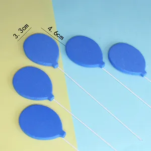 Vista detallada de adornos para tarta de globos azules con medidas 4,6cm y 3,3cm
