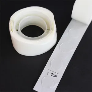 Primer plano detallado de puntos adhesivos de doble cara transparentes de 1,3 cm