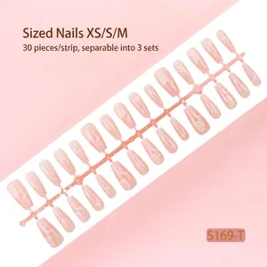 Gedetailleerd macro-overzicht van 30 roze sterrenhemel press-on nagels in maten XS/S/M