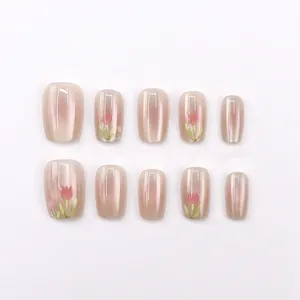 Nahaufnahme von Cat-Eye-Blush-Nägeln zum Aufdrücken mit Tulpen
