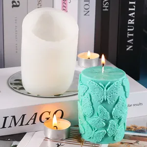 Détail du moule en silicone et bougie papillon bleu sarcelle sur des livres décoratifs