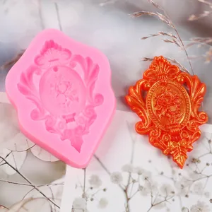 Dettaglio dello stampo in silicone a fiori in rilievo con cornice dorata finita