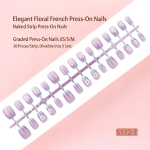 Close-up van dertig lavendelkleurige bloemen Franse plaknagels op een strip geplaatst