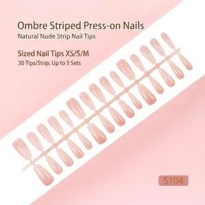 Vue détaillée de 30 faux ongles longs dégradés roses à rayures de style ballerine.