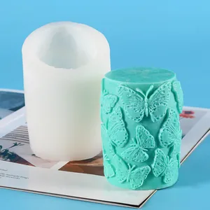 Détail du moule en silicone et bougie finie avec relief de papillon bleu sarcelle