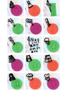 Diverse DIY-fondantuitstekers in de vorm van kleding en silhouetten voor taartdecoratie.