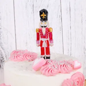 Gros plan détaillé d'une figurine de soldat Casse-Noisette comme décor de gâteau.
