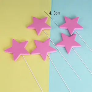 Vista de detalle de adornos para pasteles de estrella rosa de 4,3 cm en tallos de alambre