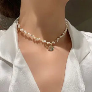Nahaufnahme eines eleganten Süßwasserperlen-Chokers mit Goldmünzen-Anhänger