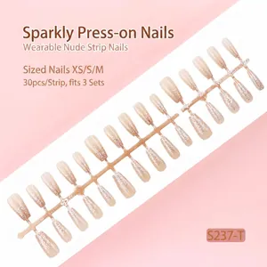 Gedetailleerde weergave van 30 glitter nude gradiënt kunstnagels op een striphouder
