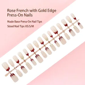 Vue détaillée de 30 faux ongles français rouge rose avec bordure dorée