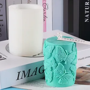 Détail du moule en silicone pour bougie papillon cylindrique et de la bougie terminée