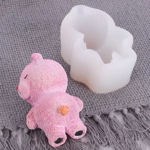 Vue détaillée du moule en silicone ours 3D et de la figurine d'ours rose texturée