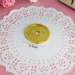 Detail van de 4,5 cm diameter gouden plastic Chinese munt decoratie
