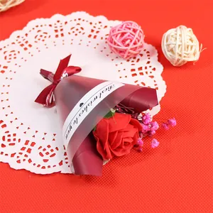 Vue détaillée d'un mini bouquet de roses rouges pour la décoration de gâteaux
