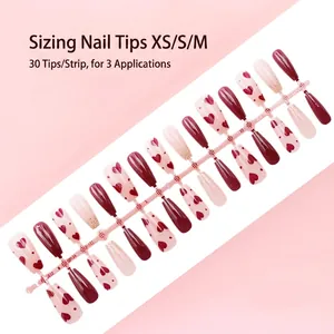 Gedetailleerde weergave van 30 hartjes press-on kunstnagels in de maten XS, S, M