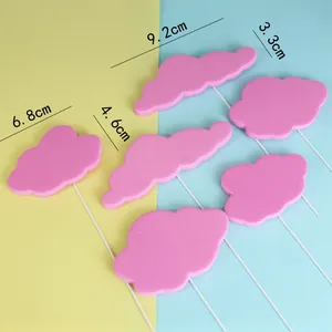 Primer plano de adornos para pasteles de nubes de espuma rosa, de 3,3 cm a 9,2 cm
