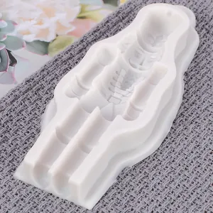 Vue rapprochée du moule en silicone blanc de soldat casse-noisette pour résine et artisanat
