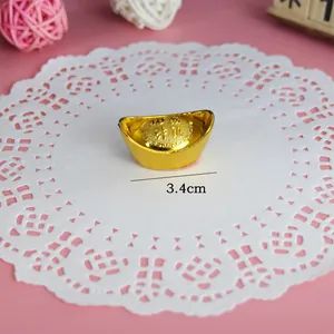 Close-up van 3,4 cm miniatuur gouden staaf ornament voor Nieuwjaarstaartdecoratie