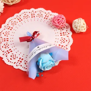 Gros plan d'un mini bouquet de roses de savon bleu clair pour décoration de gâteaux