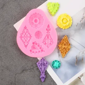 Dettaglio dei motivi a rilievo europei in uno stampo in silicone rosa per fai da te.