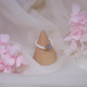 Eleganter handgefertigter Vintage-Ring mit Süßwasserperlen und Mondstein-Detail
