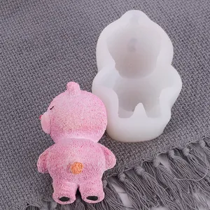Vue détaillée du moule en silicone ours 3D avec un délicieux gâteau à la mousse rose