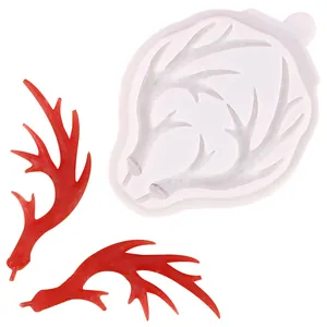 Molde de silicona para astas de alce con ejemplos de resina roja sobre fondo blanco