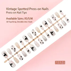 Vue détaillée de bande de 30 faux ongles autocollants avec pois rétro et paillettes argentées.