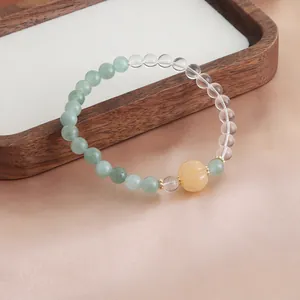 Detailansicht eines Naturkristall-Armbands mit grüner Achat- und gelber Kürbisperle