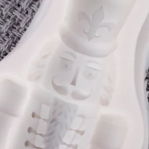 Vue détaillée d'un moule en silicone blanc pour résine de soldat Casse-Noisette
