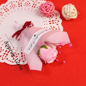 Gros plan de mini bouquet de roses roses pour gâteaux, environ 12cm