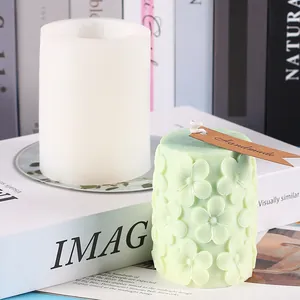 Vue détaillée du moule en silicone cylindrique avec motif de fleurs 3D pour bougies artisanales