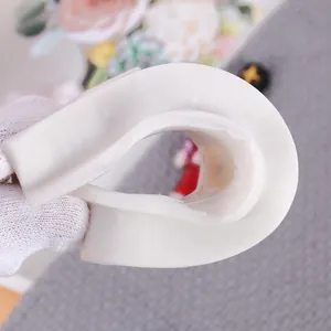 Gros plan détaillé du moule en silicone blanc flexible pour figurines de casse-noisette