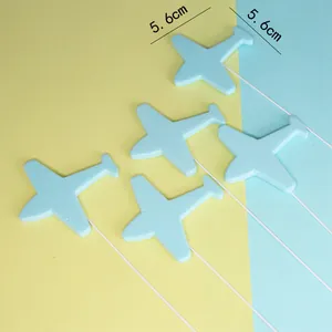 Primer plano detallado de cinco palillos de avión azul claro con indicación de 5,6 cm